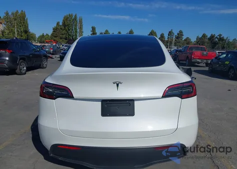 2024 Tesla Model Y z USA, uszkodzony, nr VIN 7SAYGDED6RF107721